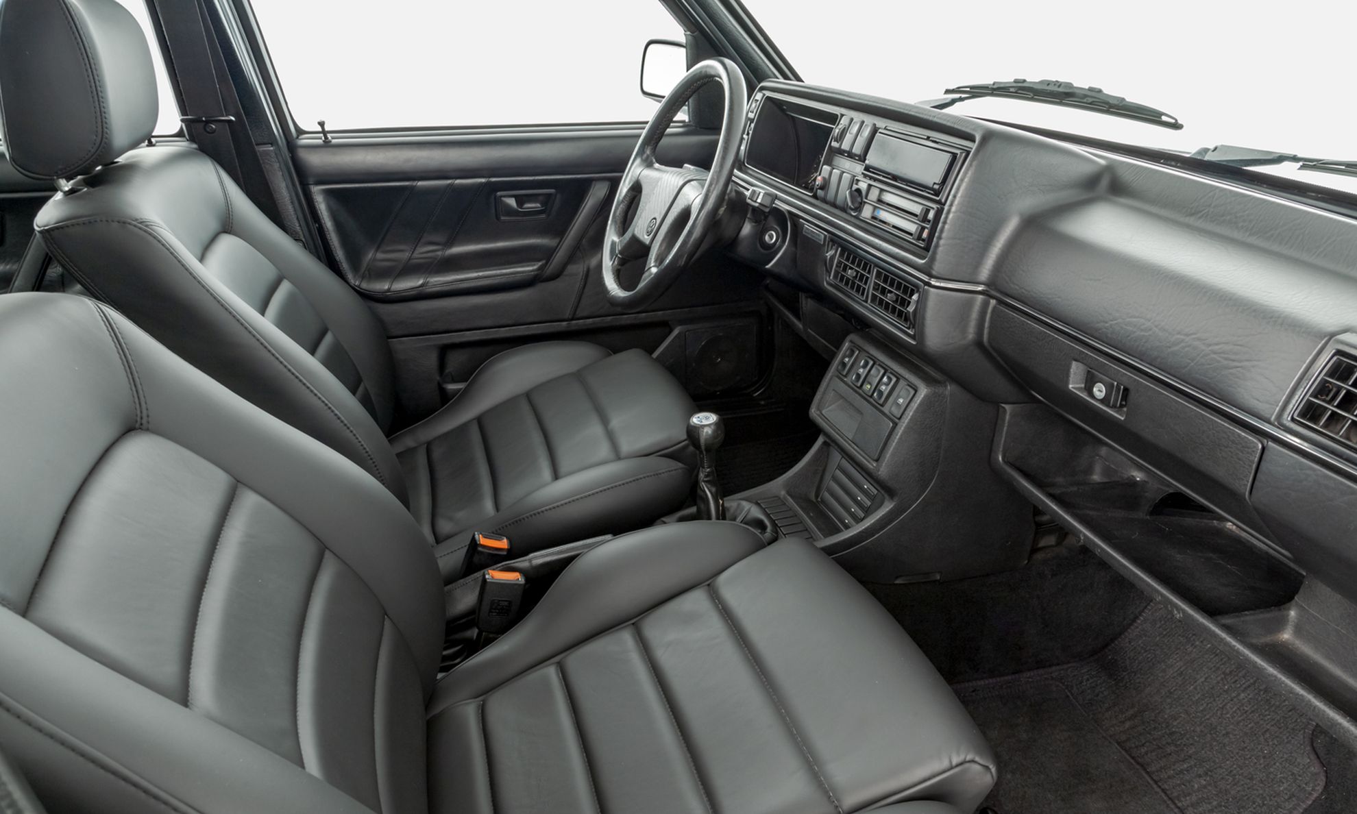 Colecționarii auto au motive de bucurie: un model VW Golf extrem de rar produs doar în 71 de exemplare a fost scos la vânzare
