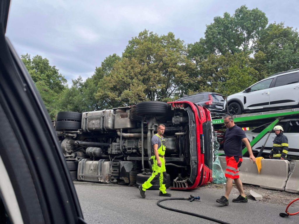 Incident auto grav pe Dealul Negru. Un TIR încărcat cu panouri solare s-a răsturnat