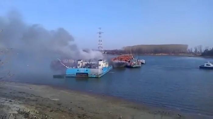Incident ecologic pe Dunare. E risc de explozie, trei barje pline cu carbuni au luat foc in zona portului Giurgiu