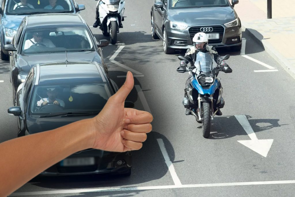 Invenția unui român ar putea salva viața șoferilor. Dispozitivul care îi protejează pe motocicliști și bicicliști în trafic