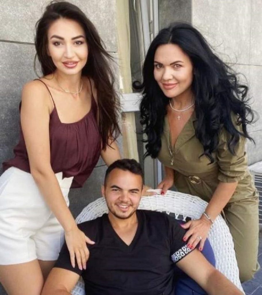 Ioana Năstase (în dreapta), alături de „copiii” ei, Geylam și Theodor, înaintea marelui pas din viața celor doi tineri