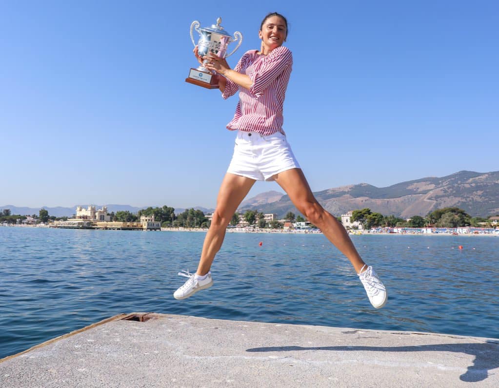 Irina Begu „zboară” de fericire, după ce a câștigat turneul de la Palermo. Jucătoarea din România, ședință foto inedită cu trofeul în brațe