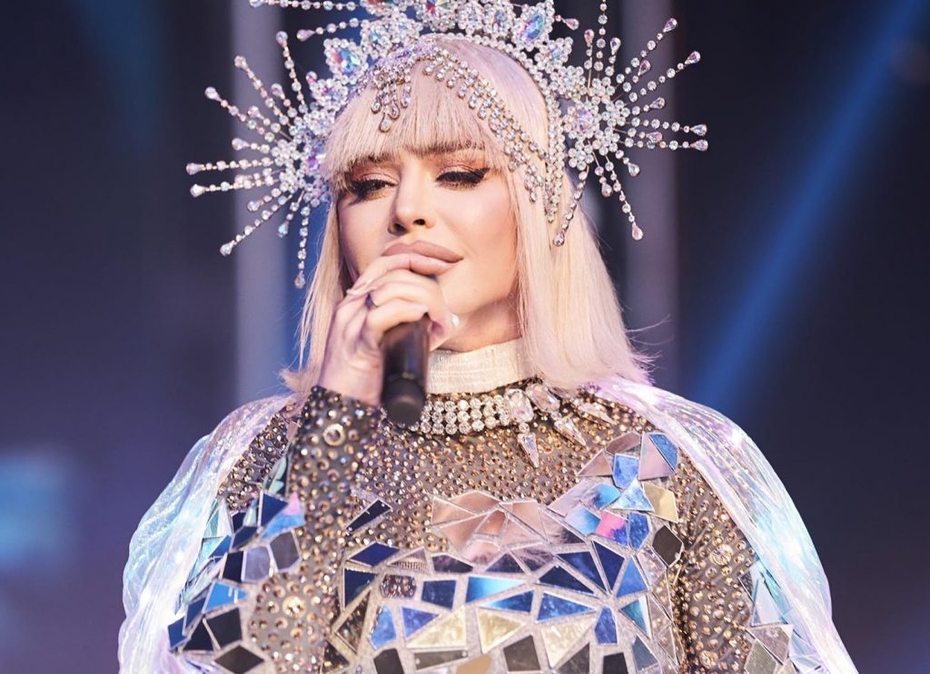 Loredana a apelat la o nouă schimbare de look. Vedeta se transformă pe zi ce trece. Foto