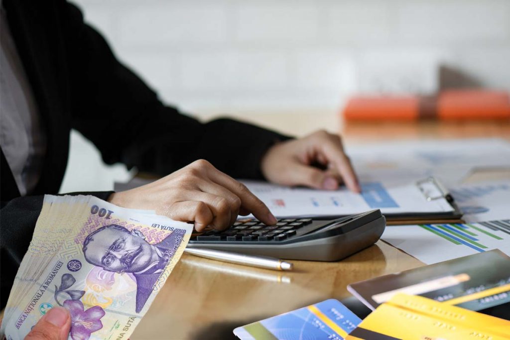 O contabilă din judeţul Alba a luat ilegal sute de credite. Şi-a păcălit chiar şi propria fiică