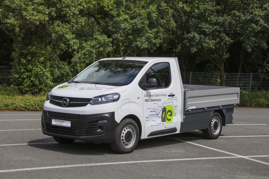 Ofertă extinsă: vehiculul comercial electric Opel Vivaro-e este disponibil acum și în varianta de caroserie platformă cu benă