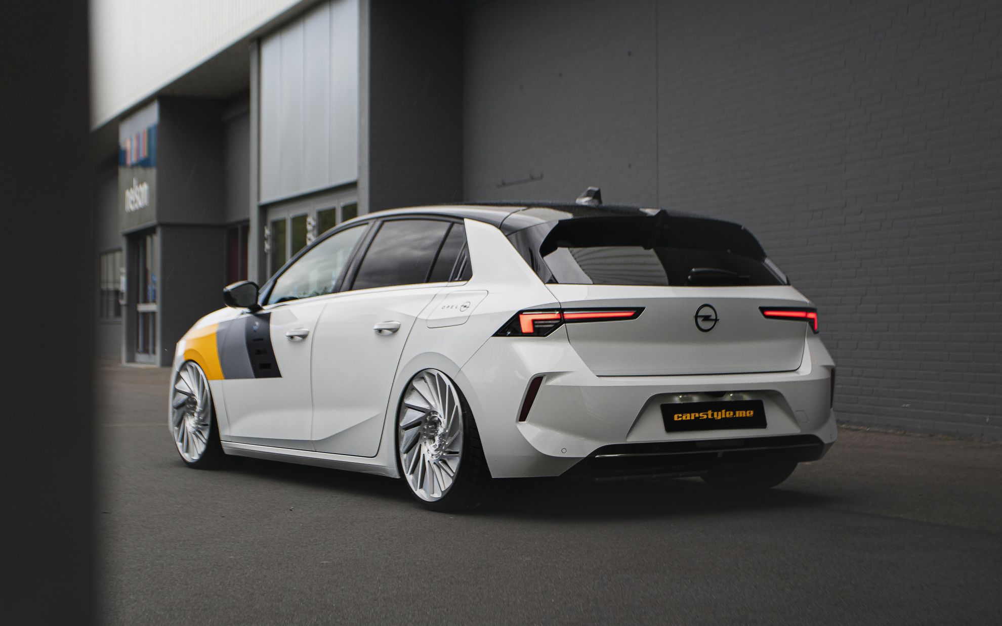 Colaborare între Opel și compania de tuning XS Carnight: un model Astra plug-in hibrid a fost modificat în scop demonstrativ