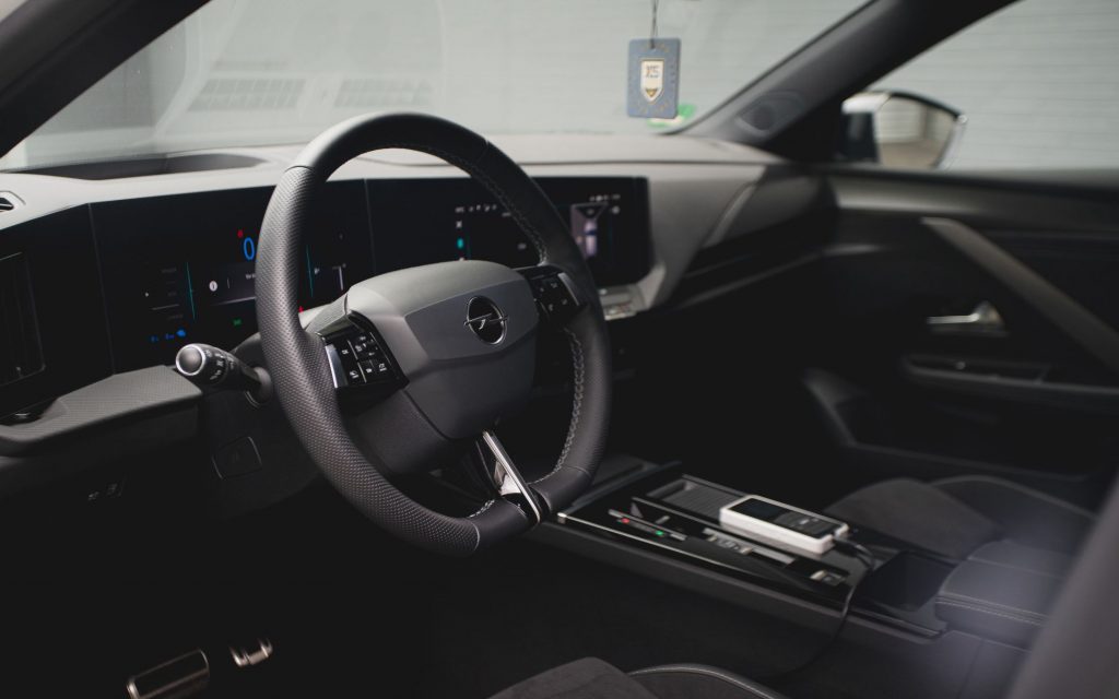 Sondaj: Dacă ar avea bani, trei români din zece ar cumpăra un automobil hibrid. Ceilalți au bani de benzină