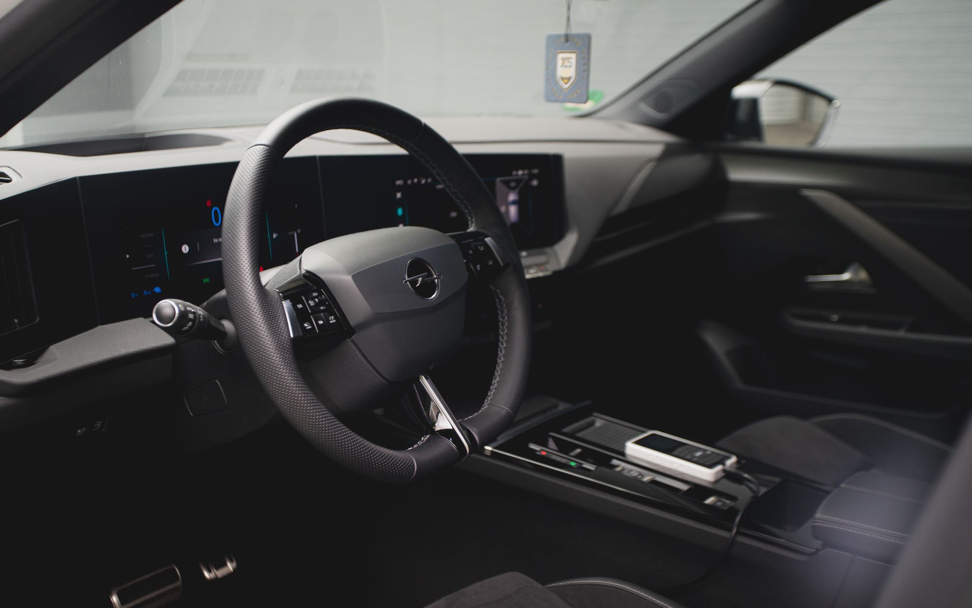 Colaborare între Opel și compania de tuning XS Carnight: un model Astra plug-in hibrid a fost modificat în scop demonstrativ