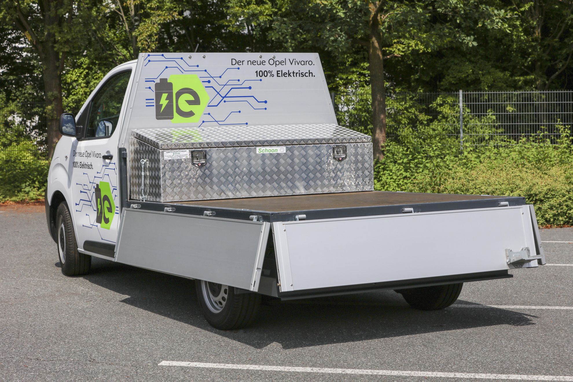 Ofertă extinsă: vehiculul comercial electric Opel Vivaro-e este disponibil acum și în varianta de caroserie platformă cu benă