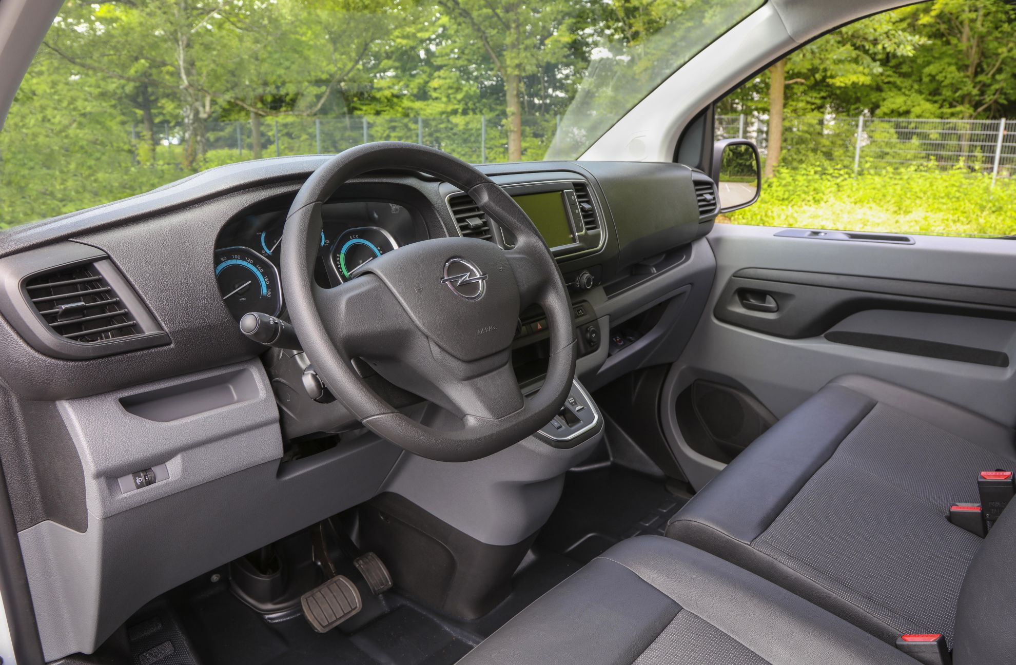 Ofertă extinsă: vehiculul comercial electric Opel Vivaro-e este disponibil acum și în varianta de caroserie platformă cu benă