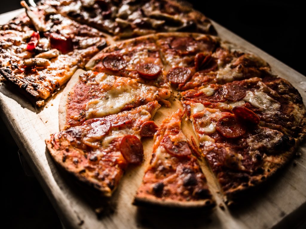 Pizza la tigaie, reţetă uşoară şi rapidă. Aşa nu mai faci căldură în casă