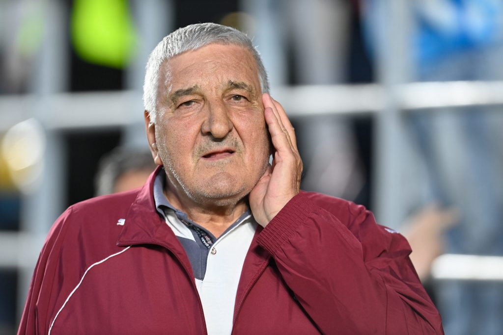 Rică Răducanu, în pericol să îşi piardă afacerea de pe litoral. Ce se întâmplă cu terasa de la malul mării: „Serveam eu turiştii”