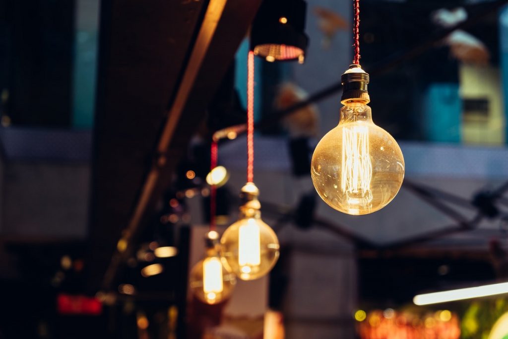 Românii rămân și fără curent electric. Zonele vizate de revizii în București, Ilfov și Giurgiu, timp de patru zile