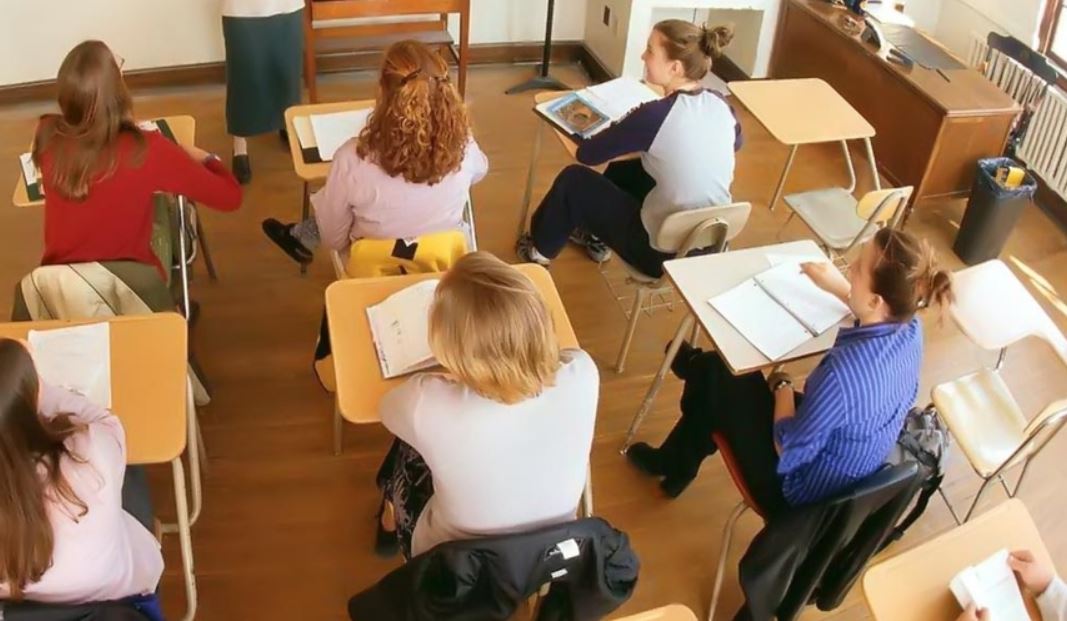Ce este titularizarea și în ce constă examenul Titularizarea reprezintă procesul prin care o persoane se angajează într-o școală, pe o perioadă nedeterminată. Pentru a obține un post, candidații trebuie să ia minimum nota 7 la examenul scris, cât și la inspecția la clasă de la titularizare 2022. Cei care vizează un post de profesor suplinitor trebuie să obțină minimum nota 5 atât la examenul scris, cât și la inspecție. În luna mai, ministrul Educației, Sorin Cîmpeanu, declara că nu consideră că titularizarea este un lucru care necesită schimbări în sistemul de învățământ. Cu doar câteva luni în urmă, același Sorin Cîmpeanu a declarat că „e clar că e nevoie de o schimbare și la nivelul acestui sistem de titularizare”. Cîmpeanu a propus, de asemenea, salarii mai mari pentru profesorii debutanți, spunând că veniturile acestora ar trebui să fie cât salariul mediu net pe economie. „Propunerea mea este să avem un debut de salariu mediu pe economie pentru toți profesorii la început de carieră. Să înceapă cu salariul mediu pe economie pentru că altfel școala fără profesori nu se poate, iar absolvenții cei mai buni ai universităților nu vor fi atrași spre cariera didactică, dacă vor avea oferte cu salarii duble sau triple. Salarizarea pentru profesori debutanți este total nemotivantă, după care ne plângem că nu avem profesori pregătiți. Voi propune inclusiv la nivel de lege,” a declarat ministrul Educației.