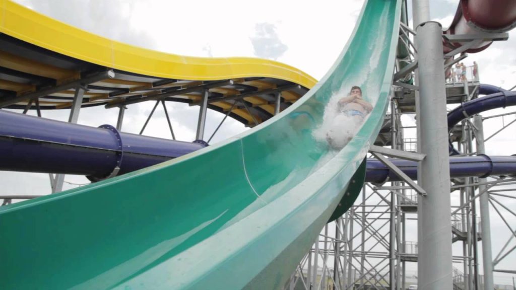 Accident la Divertiland. Ce s-a întâmplat, de fapt, cu adolescentul care ar fi căzut de pe tobogan. Replica parcului acvatic