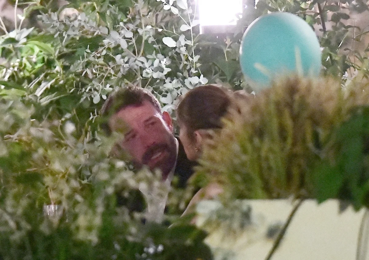 Ben Affleck, surprins plangand alaturi de Jennifer Lopez