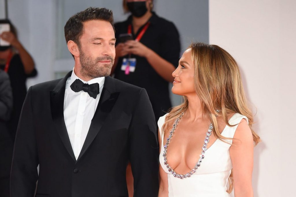 Ben Affleck, surprins plângând alături de Jennifer Lopez. Ce se întâmplă între cei doi proaspăt căsătoriţi. Foto