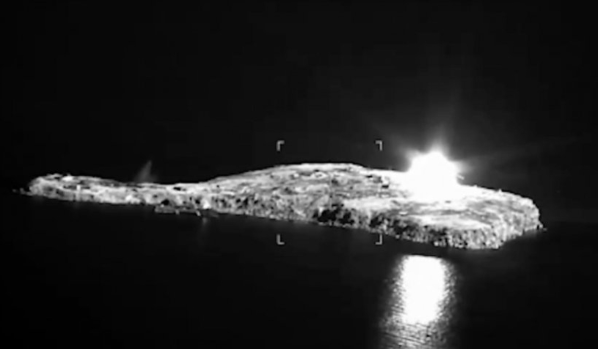 Rușii, acuzaţi că bombardează Insula Șerpilor cu bombe cu fosfor. Armata lui Putin îşi anunţase retragerea