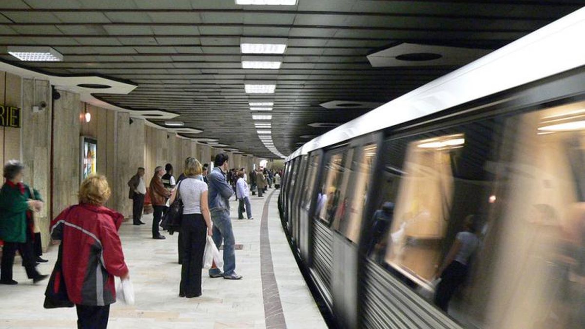 O femeie a cazut pe sine la statia de metrou Piata Victoriei. Circulatia a fost reorganizataO femeie a cazut pe sine la statia de metrou Piata Victoriei