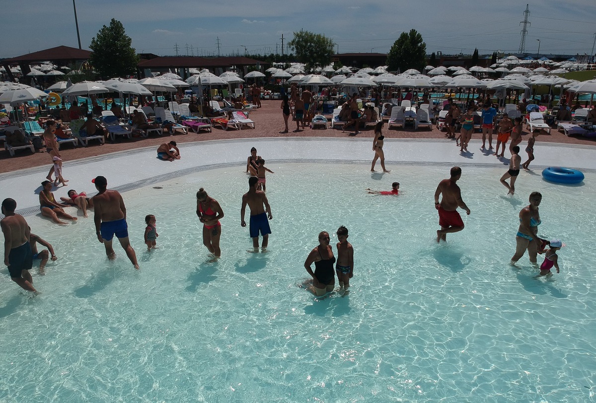 Accident la Divertiland. Un adolescent a cazut in gol de pe un tobogan inalt de 6 metri