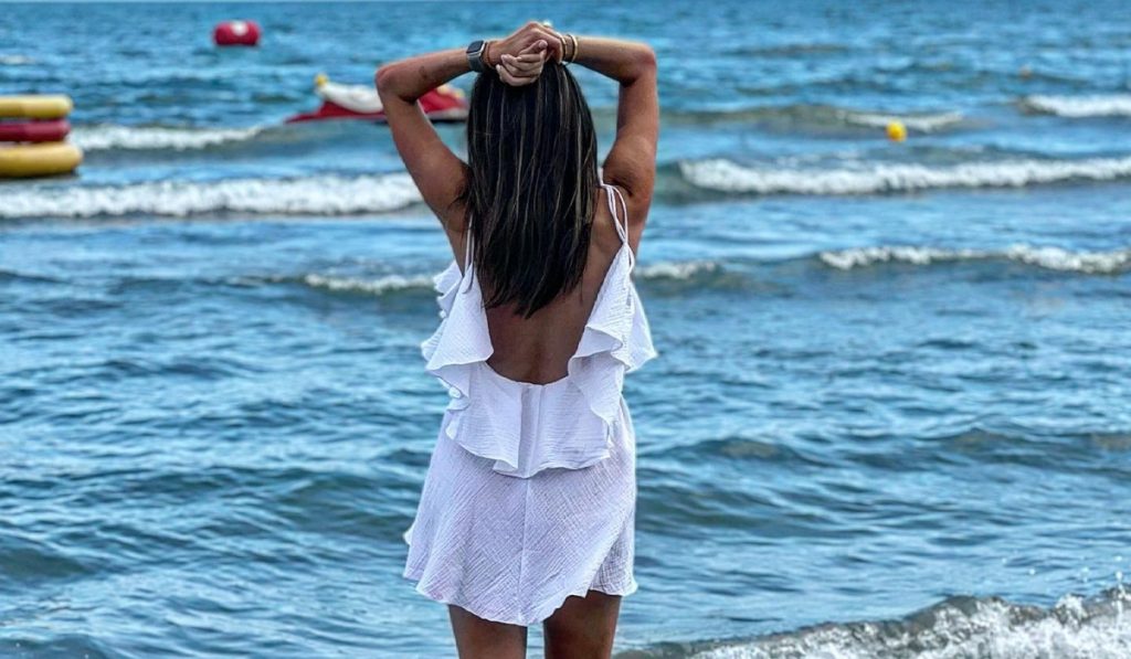 Vedeta care a renunțat la inhibiții și s-a dezgolit la plajă. Fanii au fost surprinși de o așa ipostază