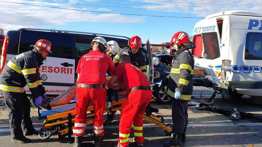 Accident rutier in Arad, soldat cu 9 victime