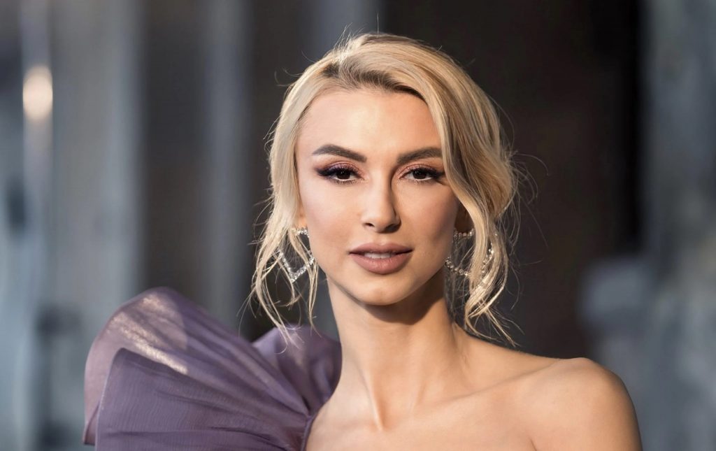 Cum se răsfață Andreea Bălan pe marginea piscinei, în vacanță. Fotografiile cu care vedeta și-a pus pe jar admiratorii