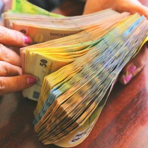 Salariile a milioane de bugetari nu vor mai fi majorate