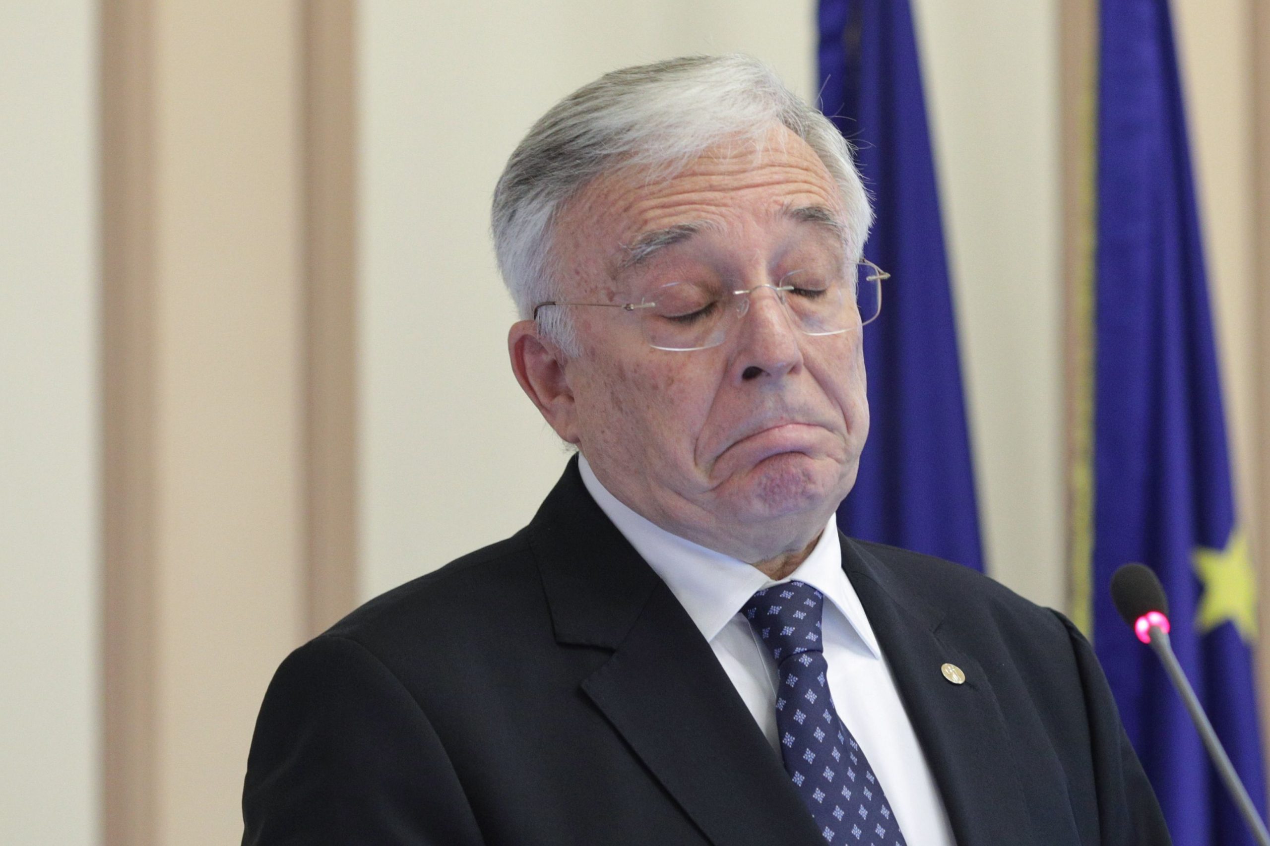 Cat castiga lunar un sef de la BNR