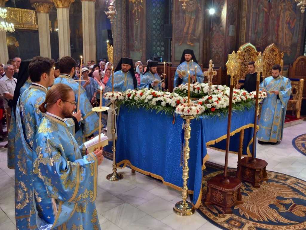 Ce se da de pomana de Sfanta Maria
