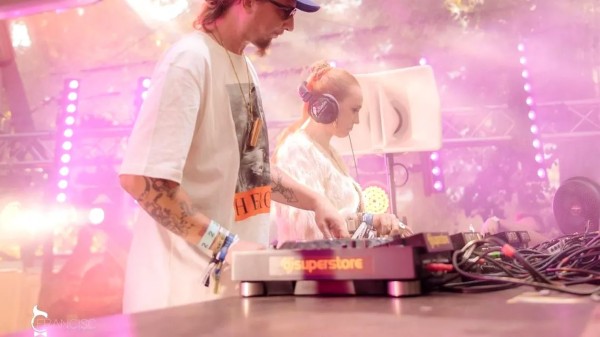 Ce tinute au afisat vedetele din Romania la Untold. Nu te-ai fi asteptat la fiica Andreei Esca sa se imbrace in felul asta. GALERIE FOTO