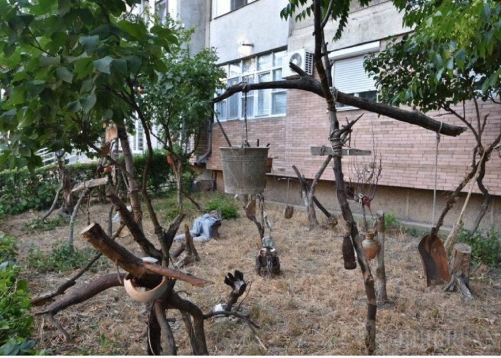 Cum a alungat un bihorean monotonia din grădina blocului. Ideea inedită a schimbat complet aspectul străzii sale