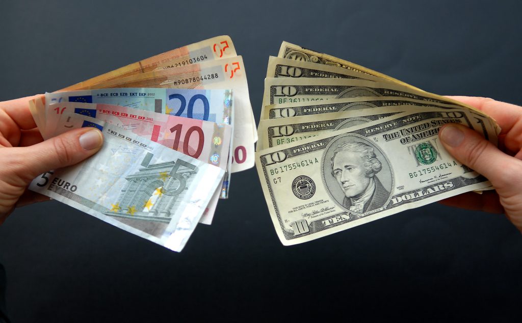 Dolarul tocmai a depășit euro. Cu cât se vinde acum moneda americană