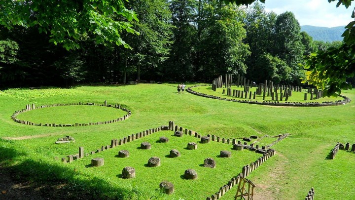Dosar penal pentru un turist care si-a scris numele pe zidul cetatii Sarmizegetusa Regia