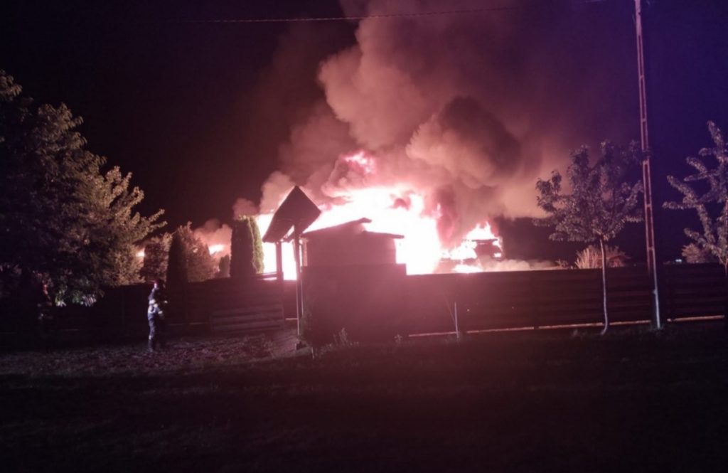 Incendiu puternic la sediul unei firme din Neamț. Au ars puternic peleți și utilaje