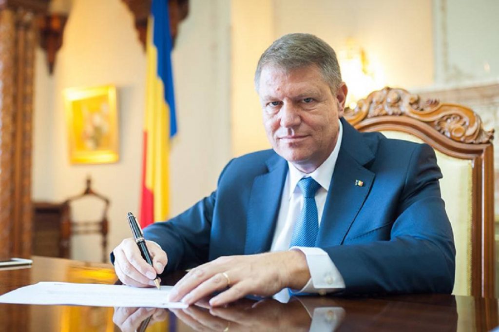 Klaus Iohannis, lovitură dură pentru revoluționarii din 1989. A decis retragerea titlului de Luptător cu rol determinant
