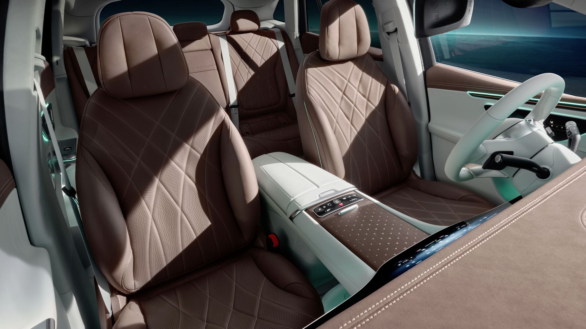 Primele detalii oficiale cu viitorul Mercedes-Benz EQE: SUV-ul electric va fi echipat cu sistemul MBUX Hyperscreen