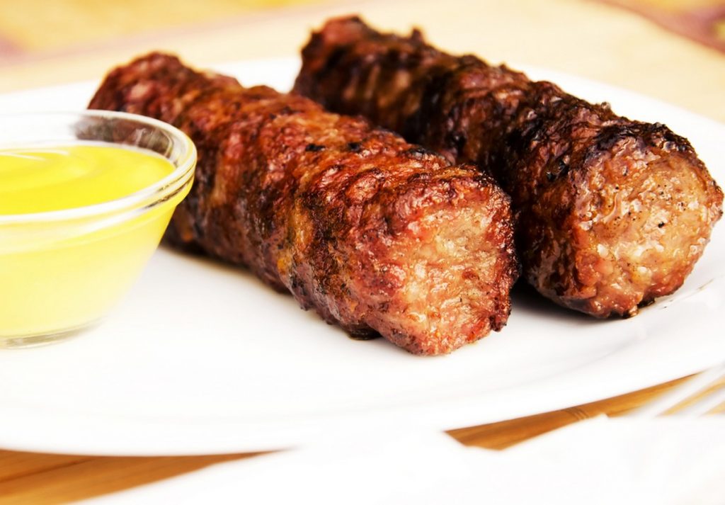 Mici la cuptor, la fel de buni precum cei pe grătar. Rețeta ca să iasă și mai gustoși
