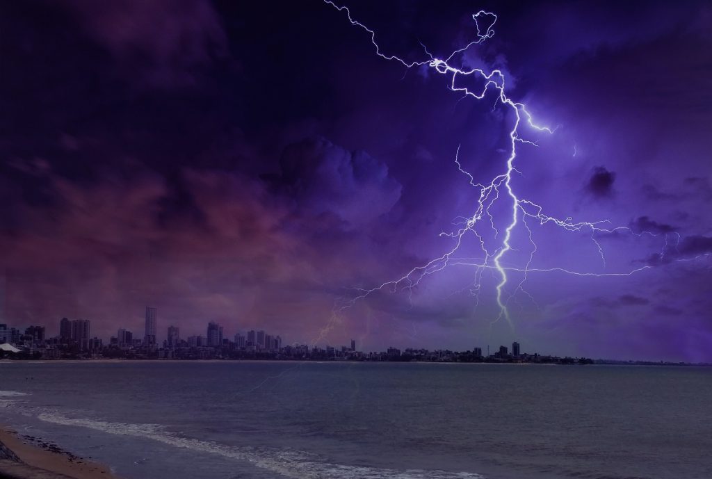 O plajă din Italia, plină ochi de turiști, lovită de fulger. O întreagă familie a căzut secerată