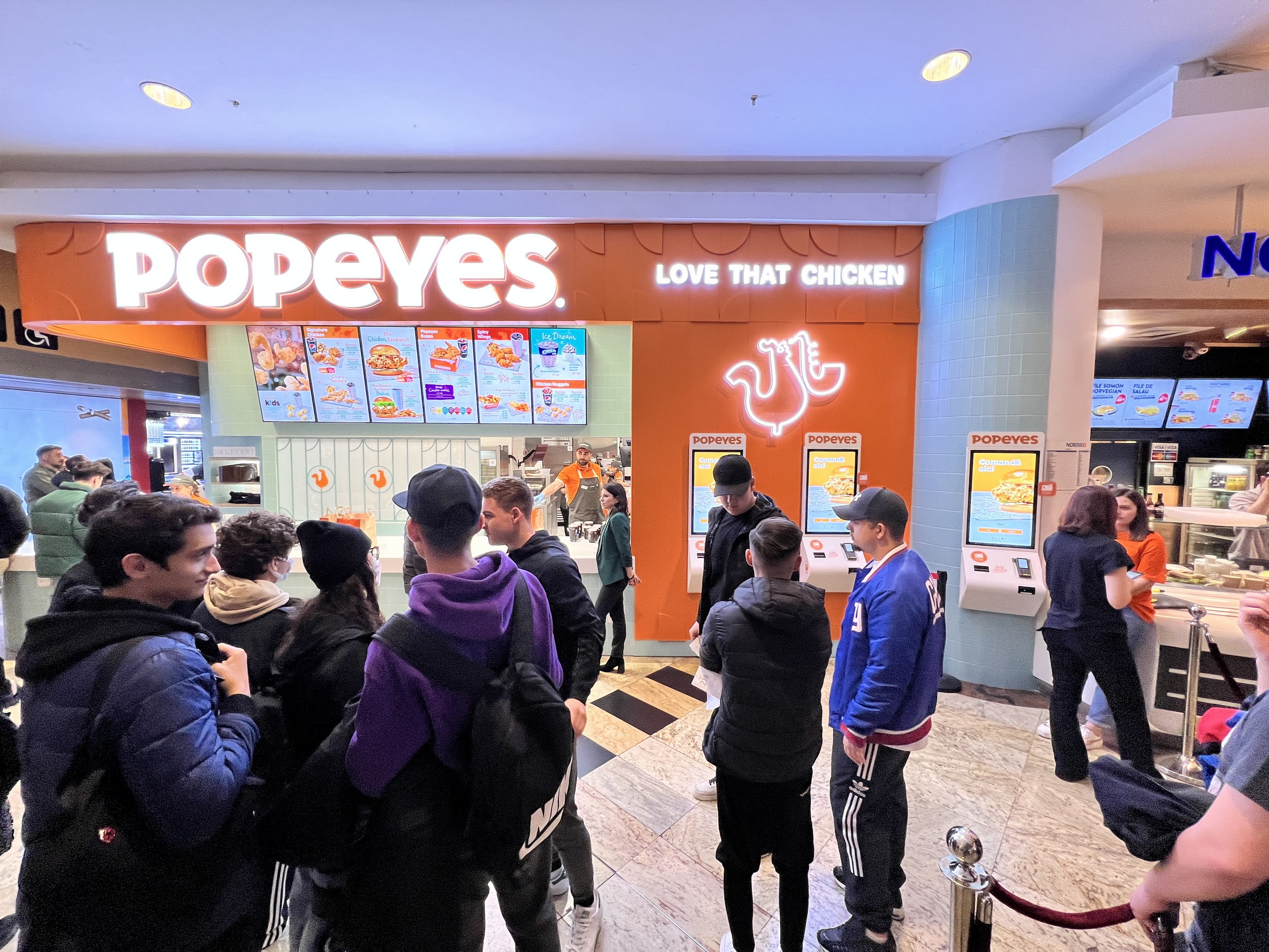 Popeyes sau KFC? Locul de munca unde angajatii castiga cel mai bine. Se poate ajunge si la 5000 de lei pe luna