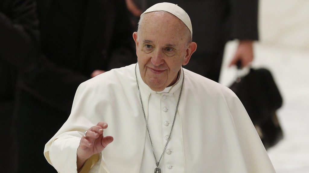 Premiul primit de infirmierul care a salvat viața Papei Francisc. Numirea e oficială