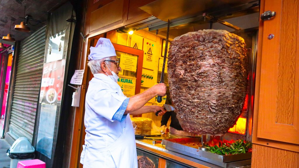 Protecția Consumatorilor trage un semnal de alarmă. Fast food-urile din București, vizate de controale aspre. Ce nereguli au alertat autoritățile