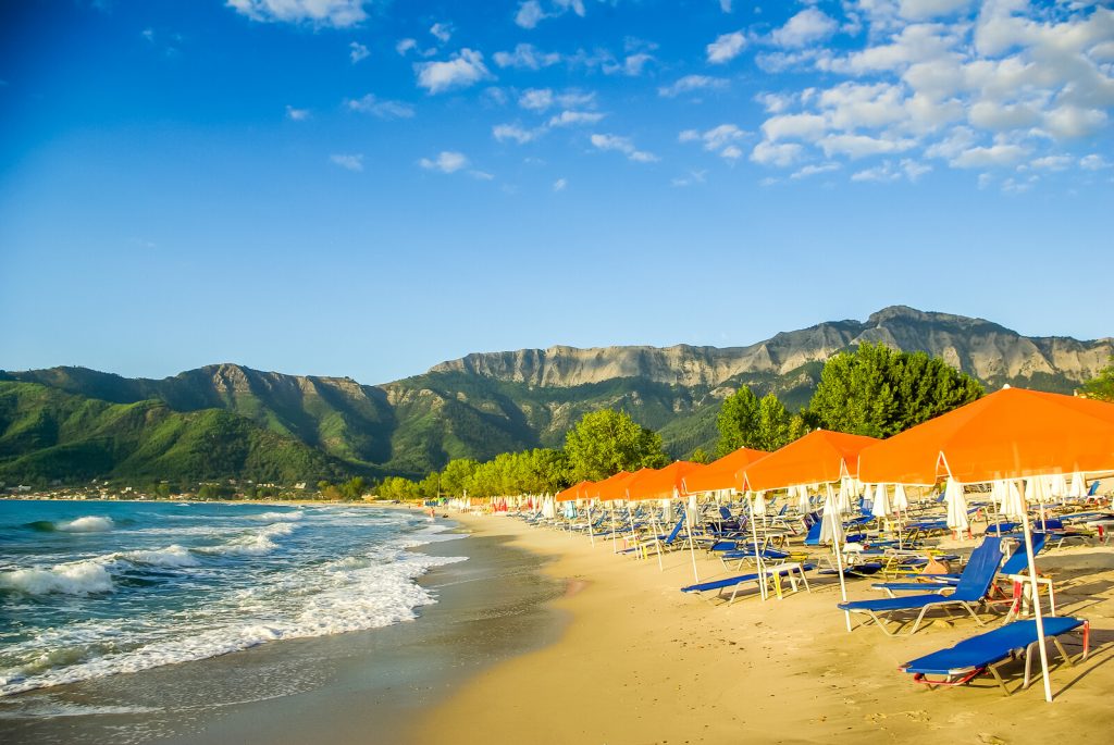 Restricții de circulație într-o destinație iubită de români. Plajele pe care accesul este interzis