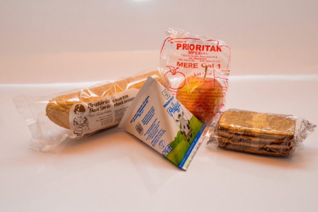 S-au scumpit cornul și laptele. Cât plătește acum Guvernul pentru gustarea acordată elevilor