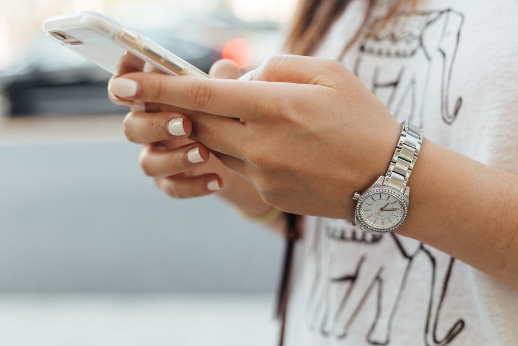 Studiul care te va face să lași telefonul din mână. E recomandabil mai ales dacă ai copii