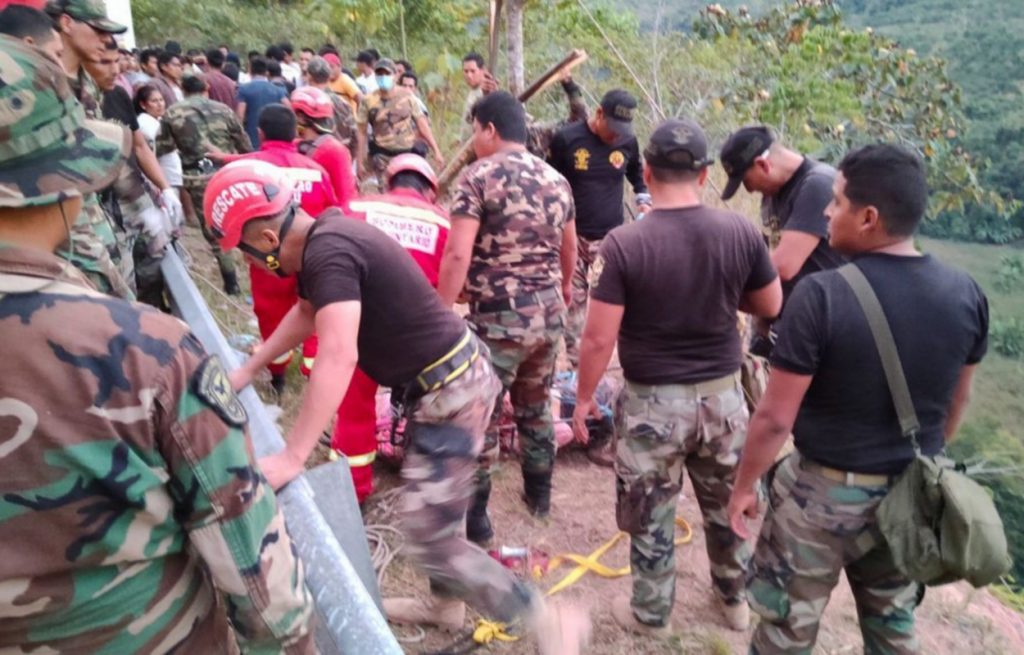 Tragedie în Peru, după ce o camionetă a căzut într-o prăpastie. 16 oameni și-au pierdut viața
