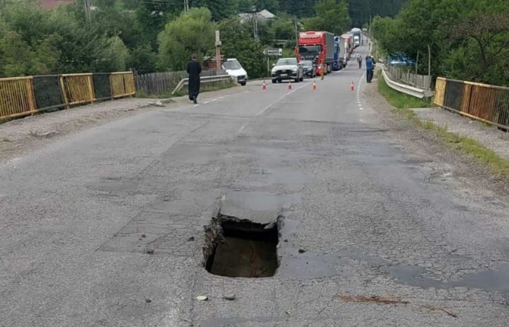 Locuitorii din județul Neamț sunt disperați. Un al doilea pod s-a surpat pe mijloc, între sensurile de mers