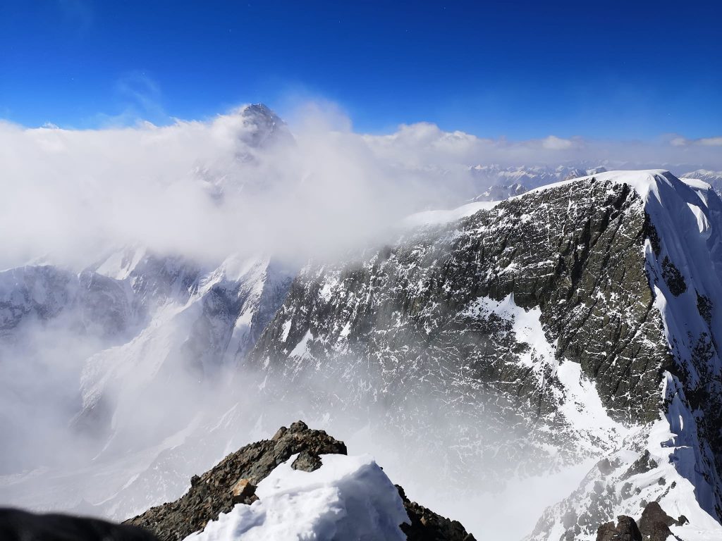 A atins vârful lumii, dar era să își piardă viața. Cum a cucerit alpinistul Geo Badea Broad Peak (8050 m) din Munții Himalaya