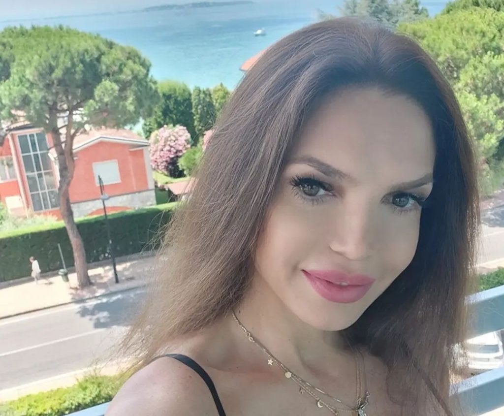 Cristina Spătar întoarce toate privirile la plajă. Artista afișează o siluetă de puștoaică la cei 50 de ani. Foto