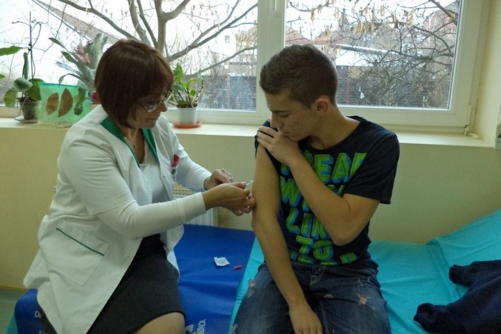 Alergia la ambrozie – cauze simptome, tratament. Președintele Societății Române de Alergologie: ”Am făcut demersuri să se aducă acest tratament și în România!” Statul român pare absent, în timp ce ambrozia este peste tot prezentă